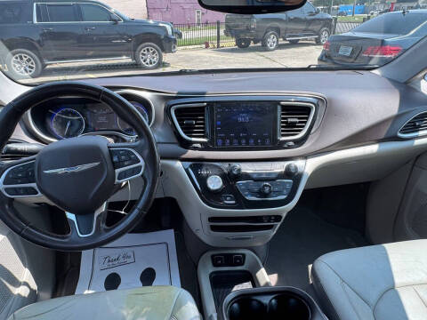 2017 Chrysler Pacifica Touring-L