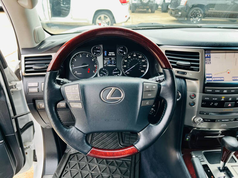 2013 Lexus LX 570 photo 30