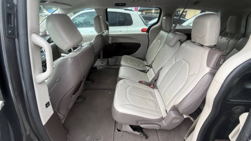 2017 Chrysler Pacifica Touring-L