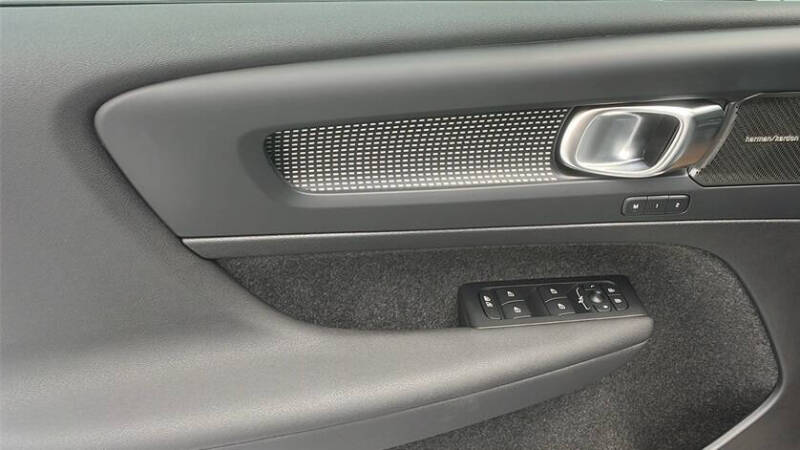 2026 Volvo XC40 B5 Ultra Black Edition