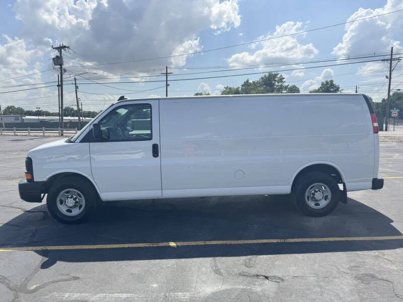 Image 2 of 2017 Chevrolet Express 3500