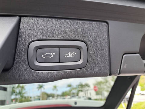 2024 Volvo XC60 B5 Core Dark Theme