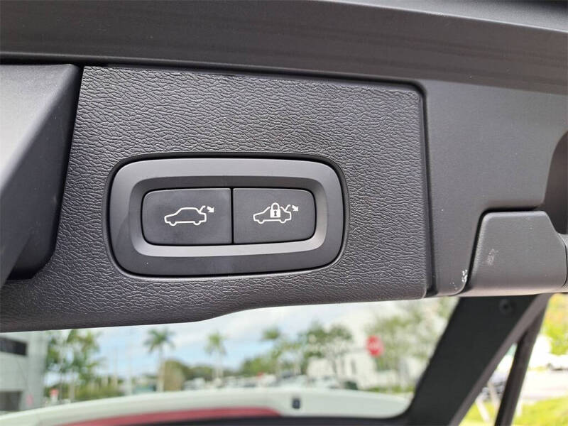 2024 Volvo XC60 B5 Core Dark Theme