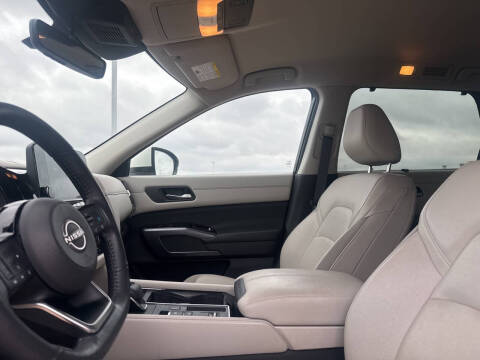 2024 Nissan Pathfinder SL