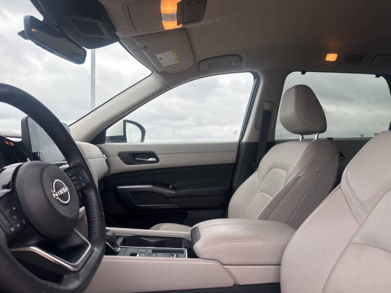 2024 Nissan Pathfinder SL