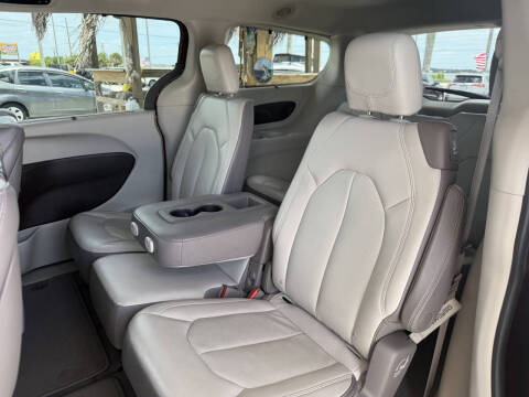 2017 Chrysler Pacifica Touring-L Plus