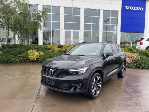 2023 Volvo XC40 B5 Plus Dark Theme
