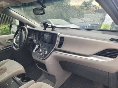 2017 Toyota Sienna LE 7-Passenger Auto Access Seat