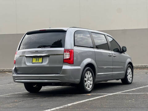 2013 Chrysler Town and Country Touring