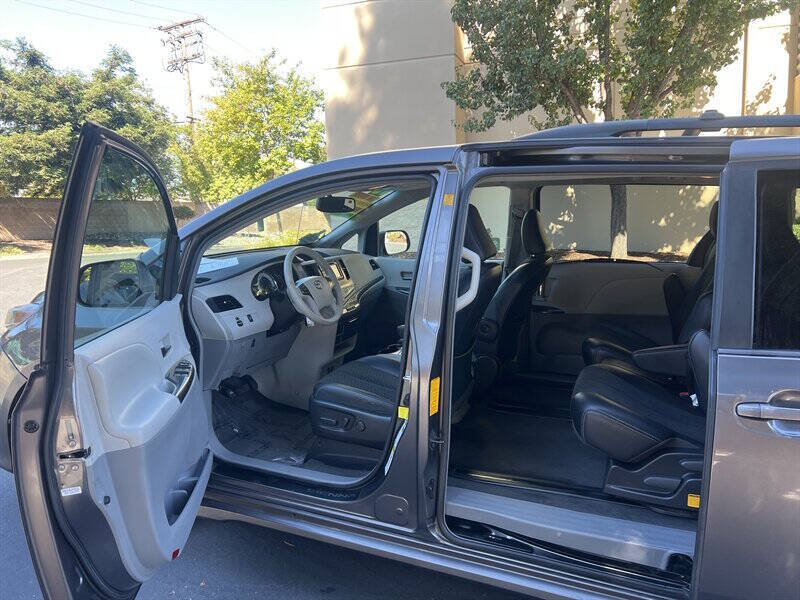 2012 Toyota Sienna SE 8-Passenger