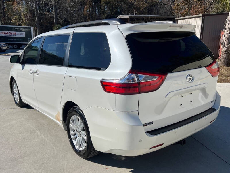 2017 Toyota Sienna XLE 7-Passenger Auto Access Seat
