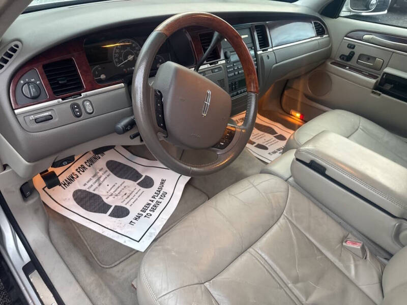 2005 Lincoln Town Car Signature Limited