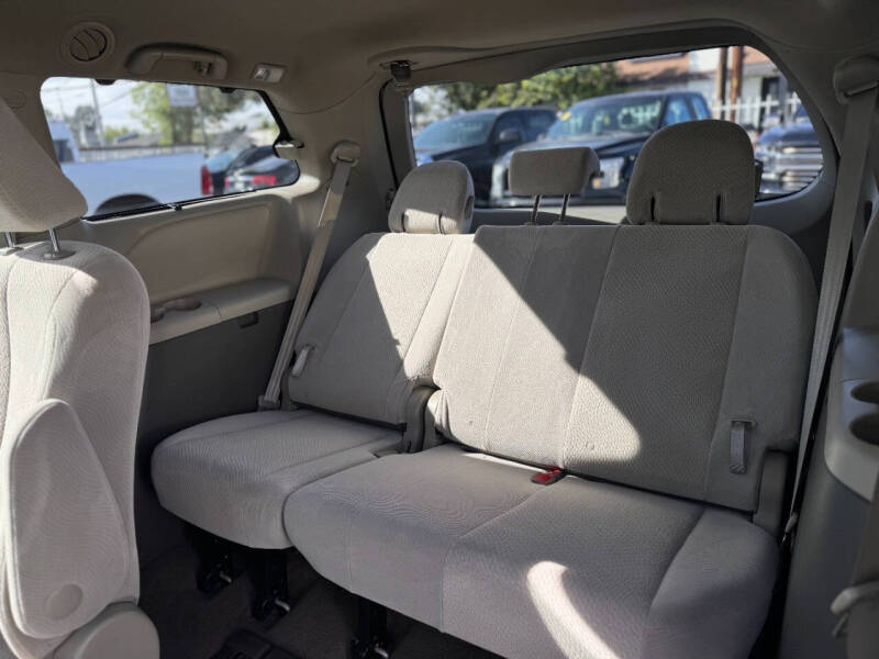 2014 Toyota Sienna LE Mobility 7-Passenger