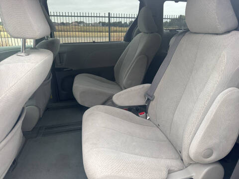 2011 Toyota Sienna LE 7-Passenger Auto Access Seat