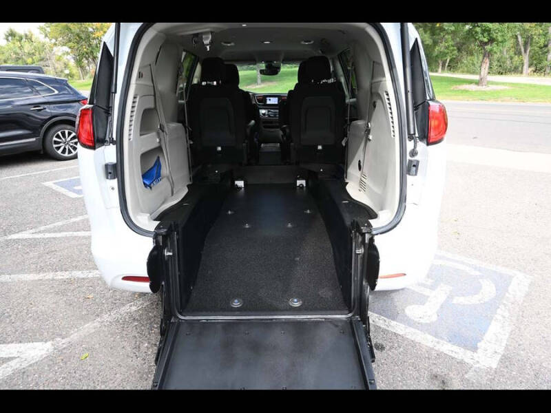 2023 Chrysler Voyager LX