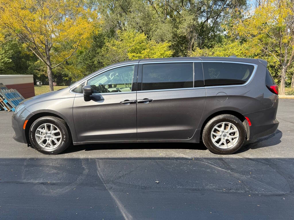 2017 Chrysler Pacifica for sale at Deals & Trades in Aurora, IL