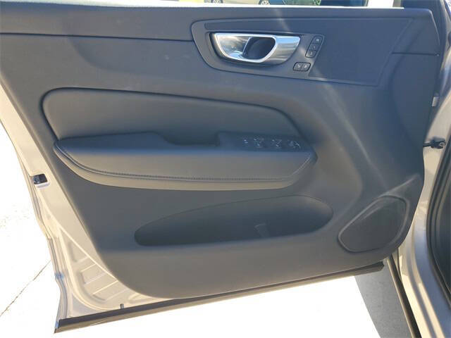 2025 Volvo XC60 B5 Plus Dark Theme