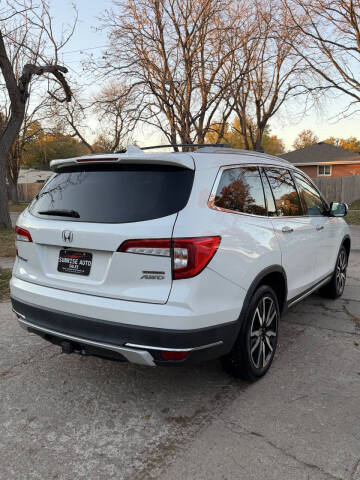 2021 Honda Pilot Touring w/Rear Captain's Chairs