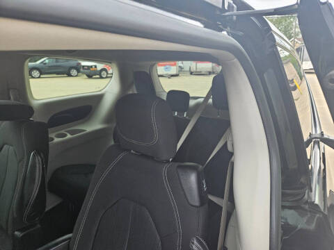 2022 Chrysler Voyager LX