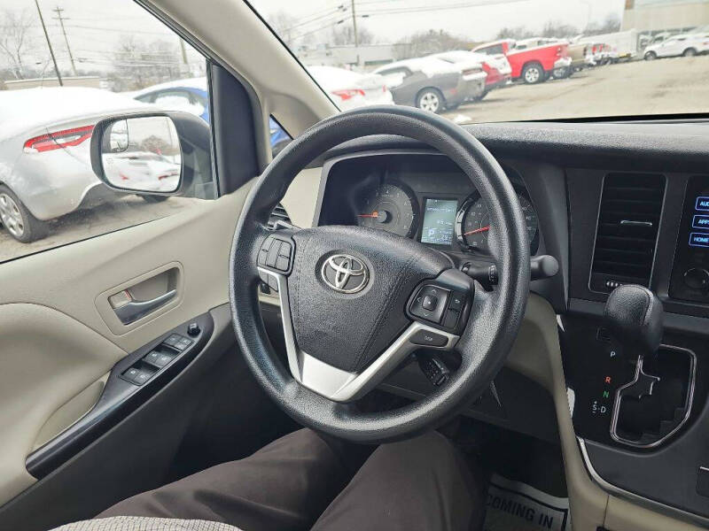 2016 Toyota Sienna LE 8-Passenger