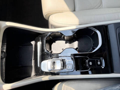 2023 Volvo XC40 B5 Plus Dark Theme