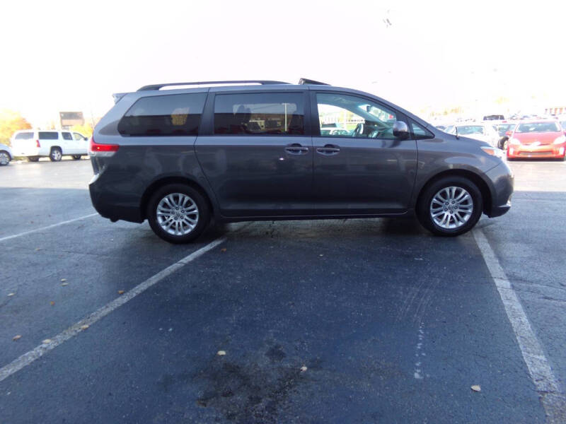 2011 Toyota Sienna XLE 7-Passenger Auto Access Seat