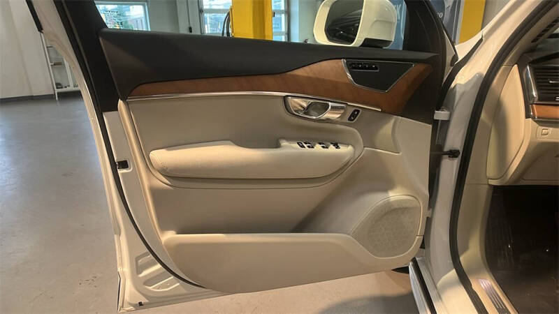 2022 Volvo XC90 T6 Momentum 7-Passenger