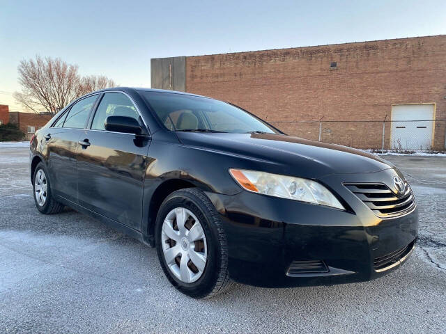 2007 Toyota Camry for sale at Ideal Cars LLC in Skokie, IL