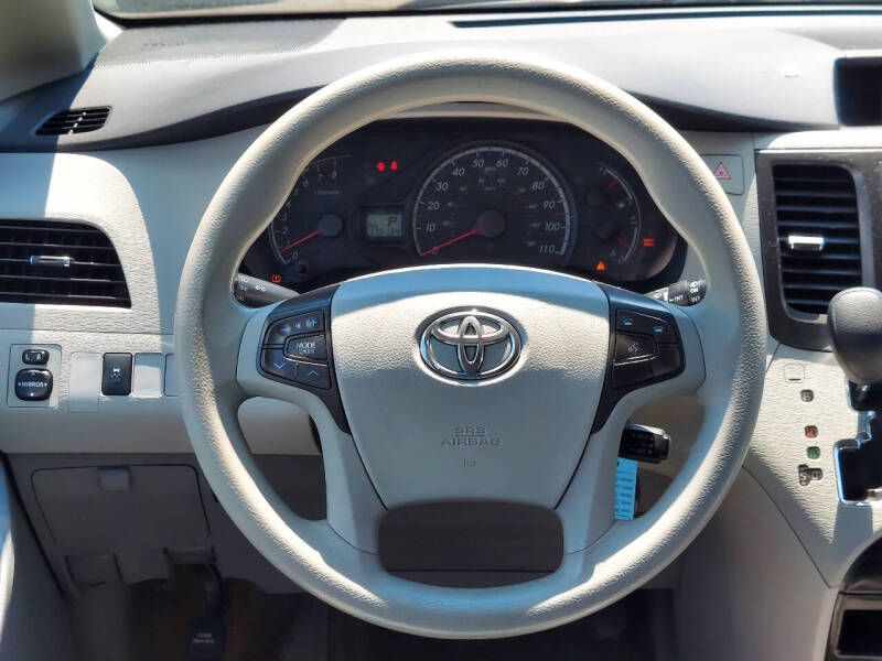 2014 Toyota Sienna LE 7-Passenger Auto Access Seat