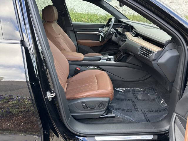 2022 Audi e-tron quattro Premium Plus