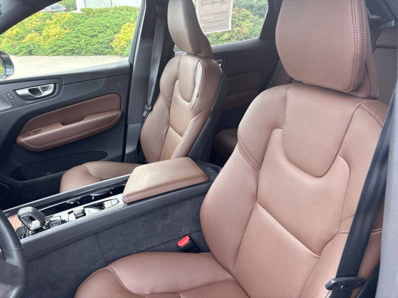 2025 Volvo XC60 T8 Plus Dark Theme