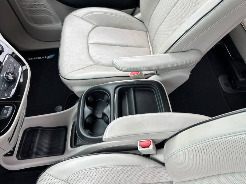 2017 Chrysler Pacifica Hybrid Platinum