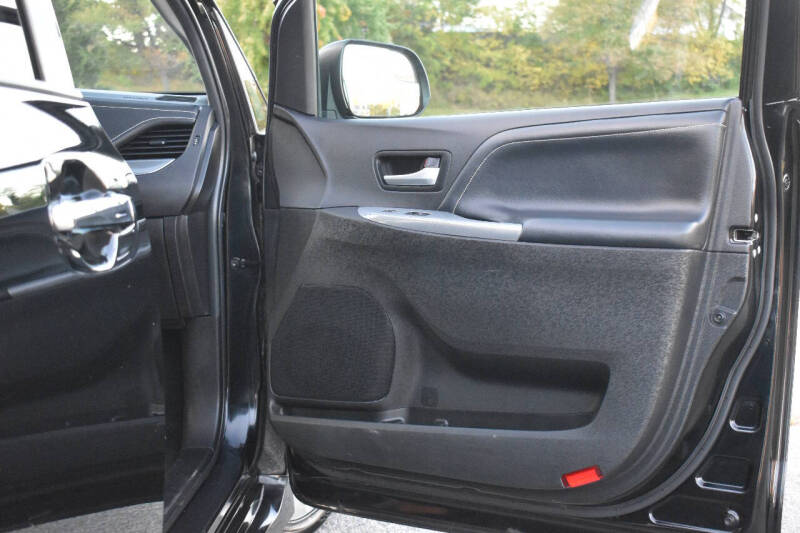 2017 Toyota Sienna SE 8-Passenger