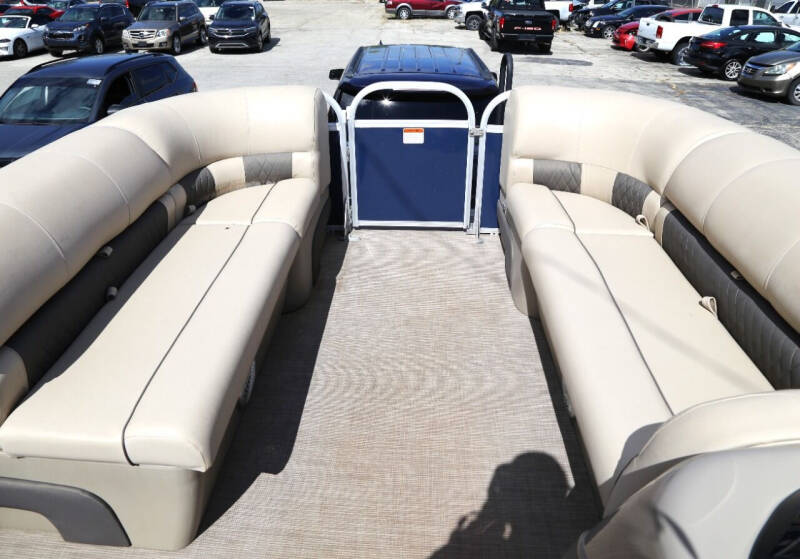 2020 Sun Tracker PANTOON BOAT