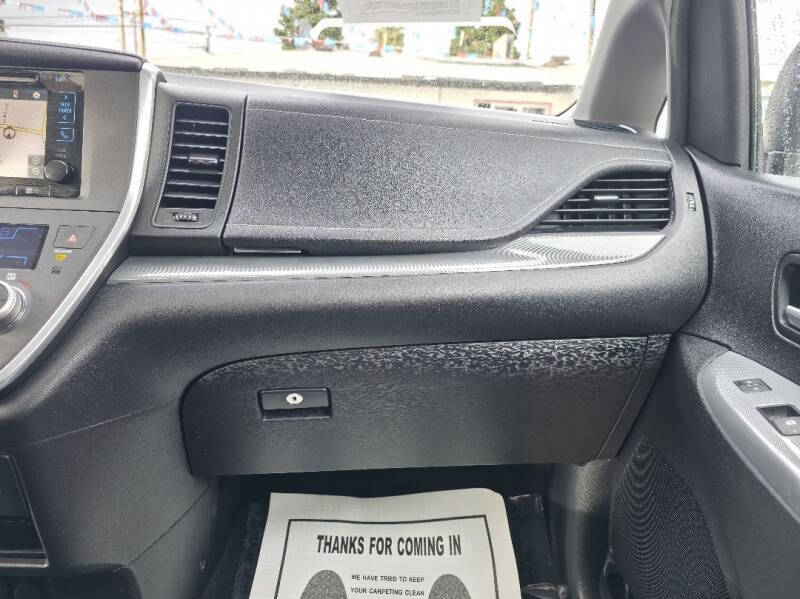 2016 Toyota Sienna SE 8-Passenger