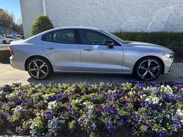 2024 Volvo S60 B5 Core Dark Theme