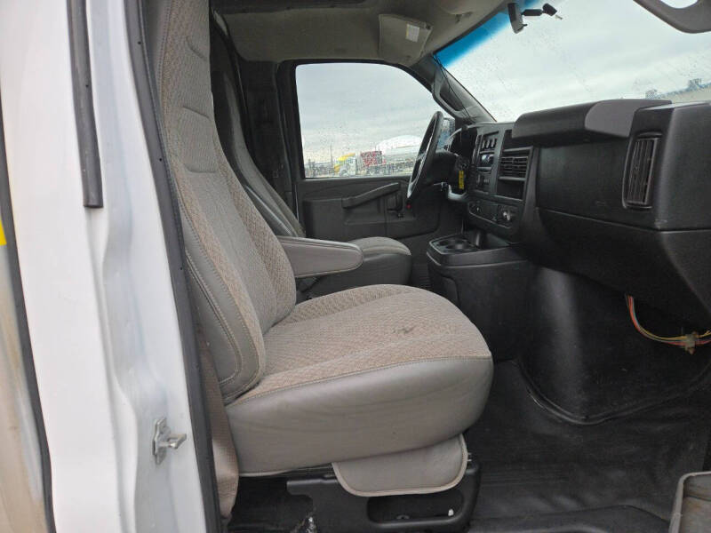 2017 Chevrolet Express Cutaway Base photo 25