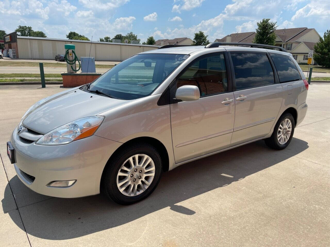 2008 Toyota Sienna for sale at Illinois Auto Wholesalers in Tolono, IL