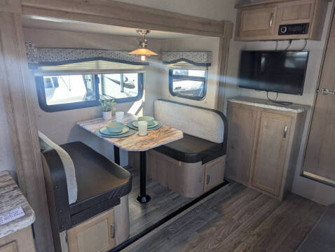 2020 Winnebago Micro Minnie 2405RG / 26ft