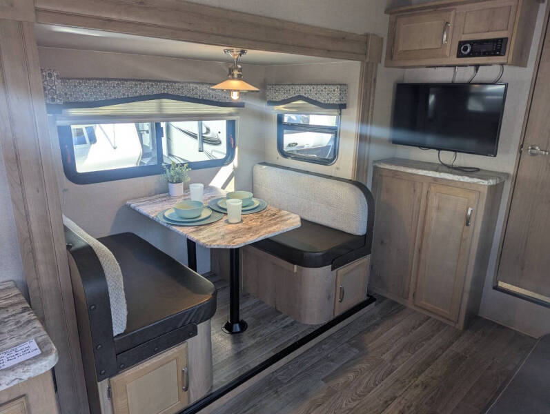 2020 Winnebago Micro Minnie 2405RG / 26ft