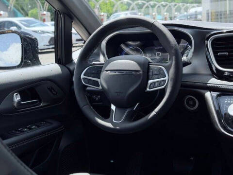 2027 Chrysler Pacifica Select