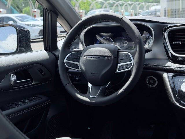 2027 Chrysler Pacifica Select