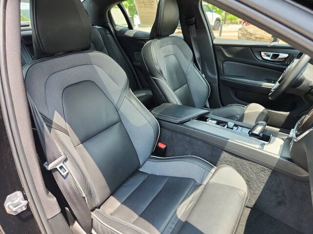 2022 Volvo S60 B5 R-Design