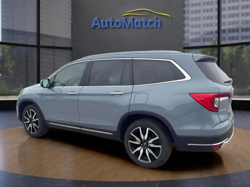 2022 Honda Pilot Touring w/Rear Captain's Chairs