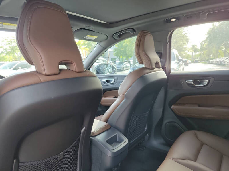 2023 Volvo XC60 B5 Plus Dark Theme