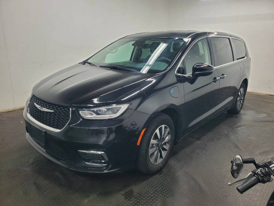 2023 Chrysler Pacifica Hybrid Touring L's photo
