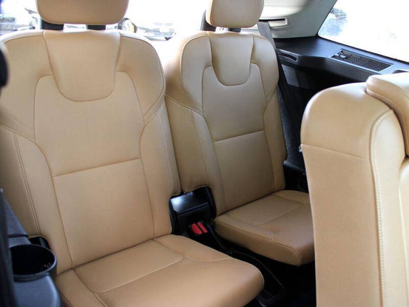 2016 Volvo XC90 T6 Momentum