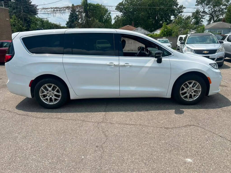 2025 Chrysler Pacifica Select