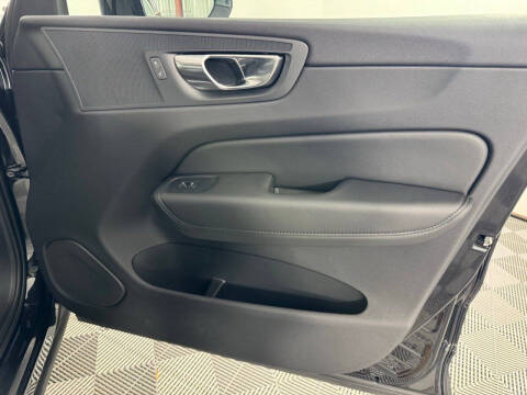 2024 Volvo XC60 B5 Core Dark Theme