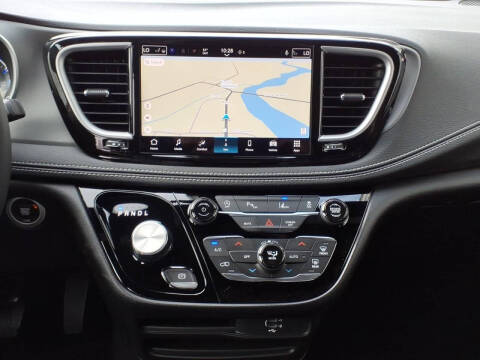 2027 Chrysler Pacifica Select